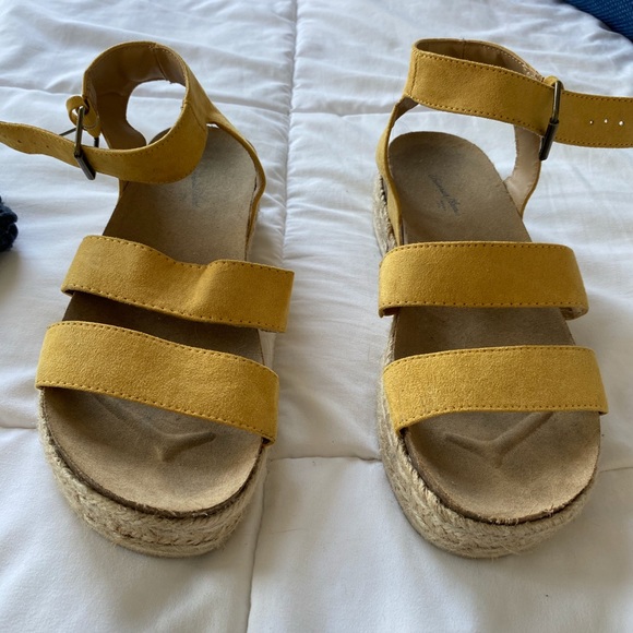 yellow sandals size 8